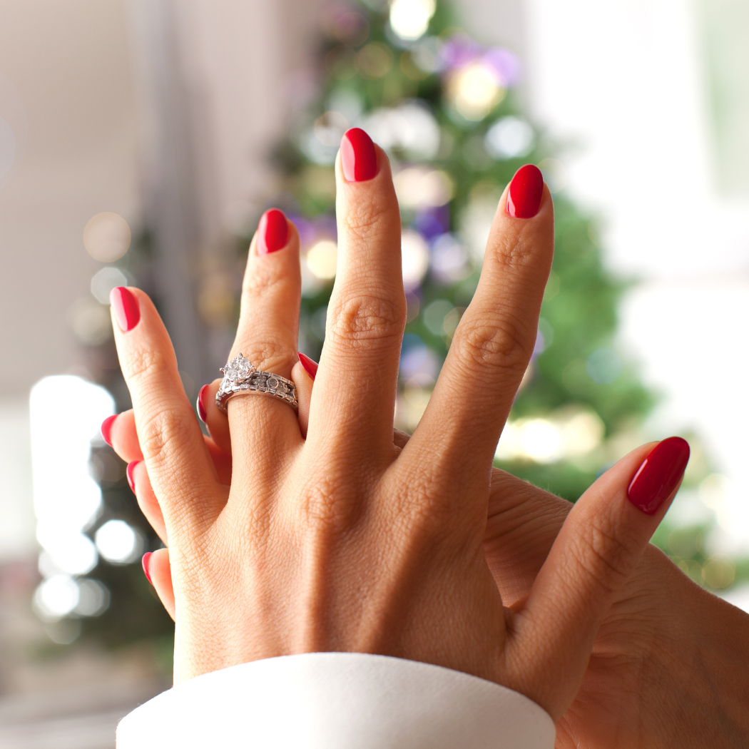 Paznokcie na święta dla 50-latki. Najpiękniejsze pomysły na świąteczny manicure